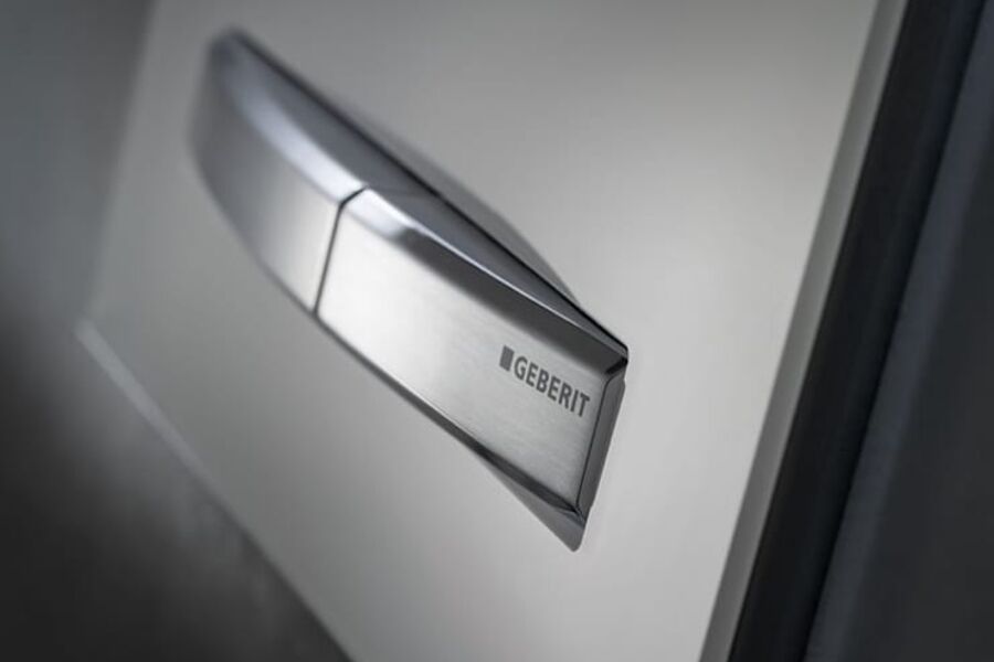 De to ergonomiske knappene for å aktivere lite eller stort skyll er karakteristiske trekk ved Geberit Sigma50 betjeningsplaten.