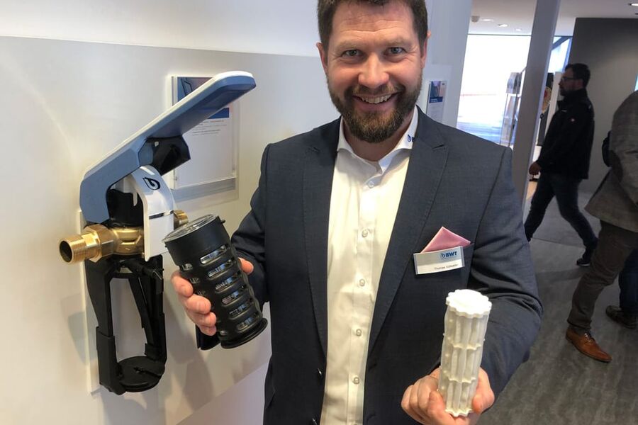 Thomas Vollsæter ved BWT Norge viste under ISH frem den nye modellen av inntakssilen. Silen låses opp med en liten hendel, så løfter man opp dekselet og innmaten løsnes samtidig som vannet stenges av. Hele filterkoppen med filteret kan tas ut og skylles.