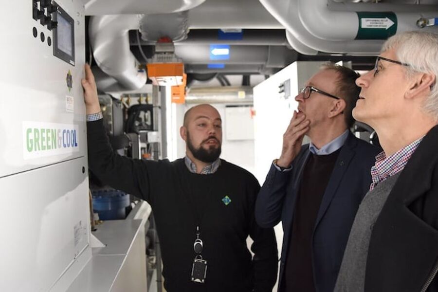 Prosjektleder Jens Harald Iversen viser stolt frem den nye energisentralen ved Marikollen til konsernsjef i GK Gruppen, Kim R. Lisø, og regiondirektør Arne Dahl i GK Inneklima.