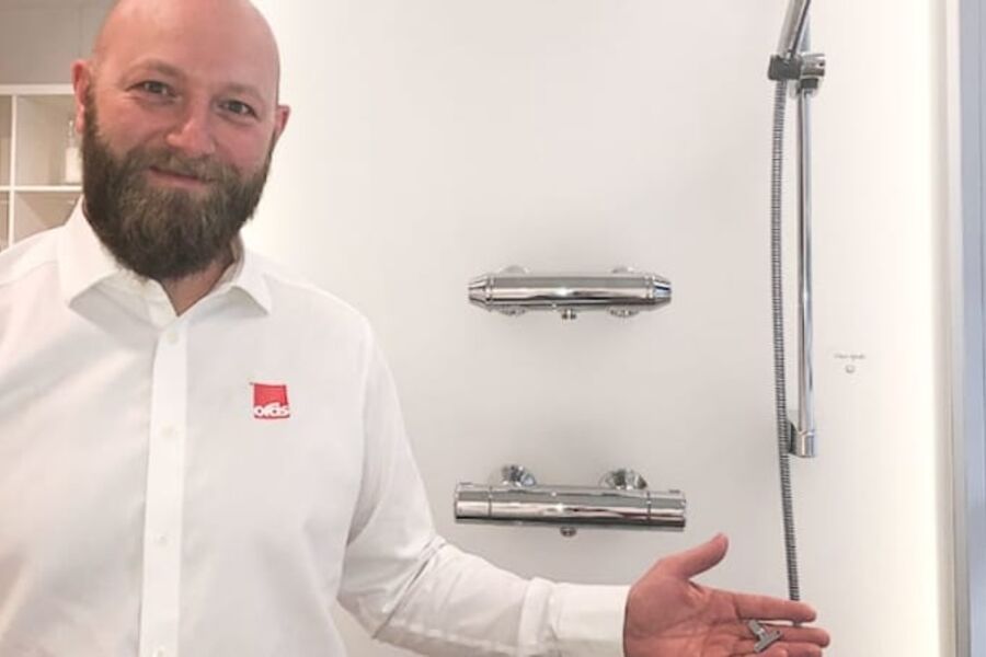 Kim Haugom, salgssjef for prosjekt i Oras Norge viser frem Oras Nova dusjkranene og sikkerhetsnøkkelen. Dusjkranen øverst på bildet er Oras Nova 7460 med låsbare ratt, og dusjkranen under er Oras Nova 7460 med vanlige ratt.