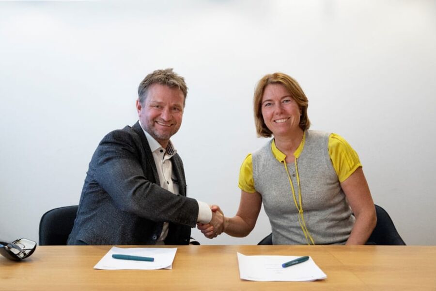 Dag Otterstad og Synnøve Lyssand Sandberg signerte kontrakten på vegne av Schneider Electric og Statsbygg. Foto: Trond A. Isaksen.
