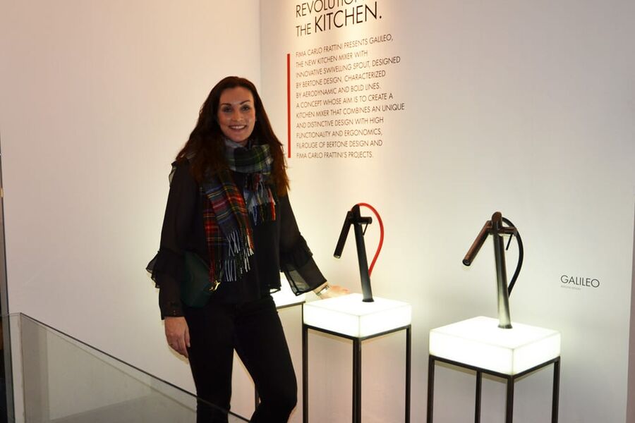 Adm.direktør i Comfort-kjeden, Kari Øgle Kjensberg viser frem en kjøkkenkran fra Fima Carlo Frattini på ISH. 