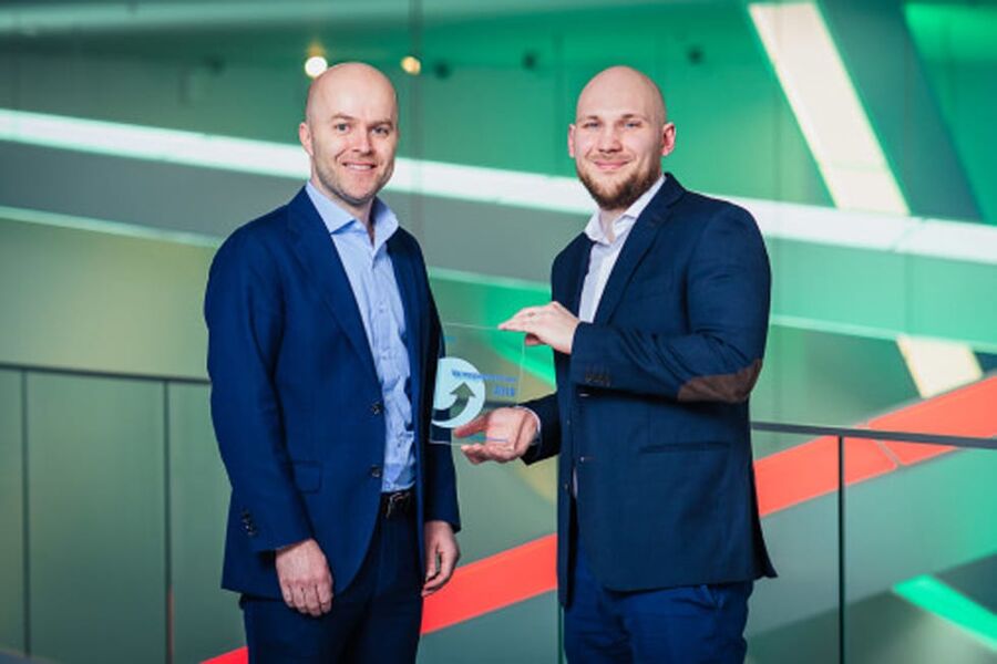  Inspirasjon til å jobbe videre, sier energispesialist Kim Andre Lovas (til høyre) i Tine om prisen fra Norsk Varmepumpeforening ved Rolf Iver Mytting Hagemoen. 