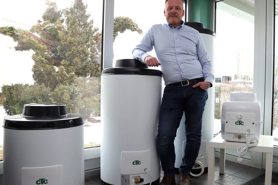 CTCs  salgssjef Magnus Lövkvist viser fram den nye serien av varmtvannsberedere, som er blitt svært godt mottatt i markedet. 
