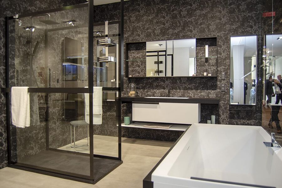 Helhetlige og gjennomført design er kjennemerket når det gjelder baderomsinnredninger fra italienske Novellini. I Norge er det Holtan Normark som selger produktene fra den italienske produsenten. 