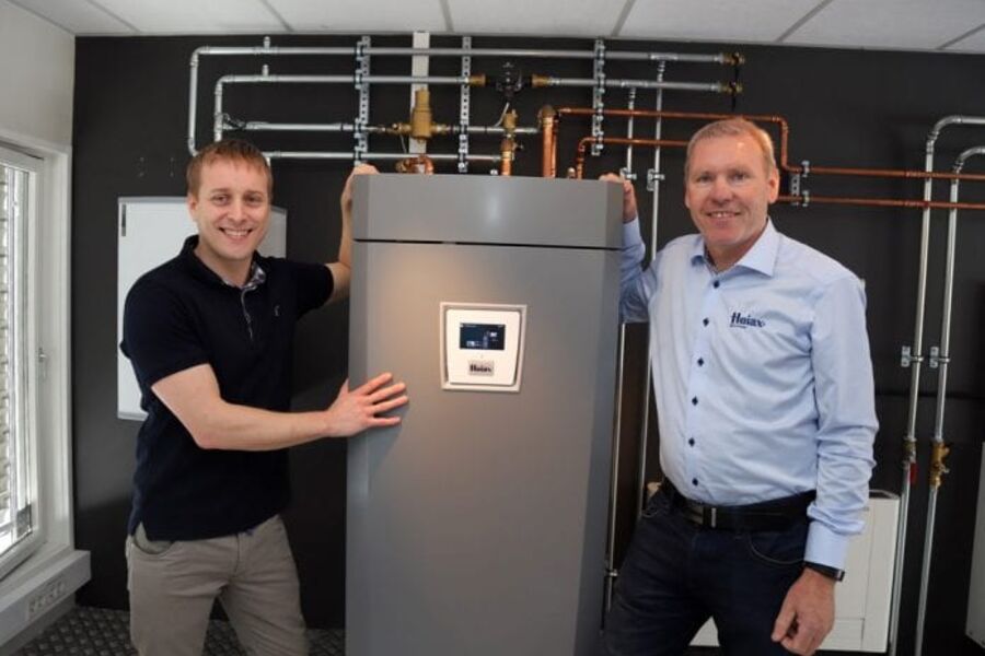 Glenn Dyhr Petersen, produktsjef varmepumper hos Høiax, (t.h) mener det nylig varslede ENOVA-kuttet i støttebeløp til varmepumper er uheldig.  Det er en reell fare for at mange ikke rekker å gjøre tiltak før beløpet reduseres, sier han  og får støte av VVS- konsulent, foreleser og kursholder David Zijdemans. 