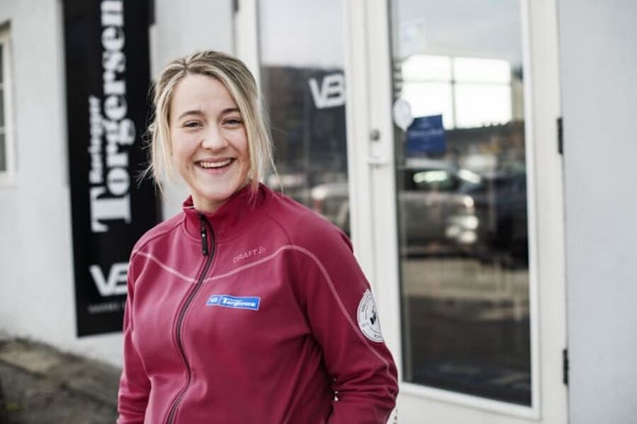 Annlaug Torgersen (25) er femte generasjons rørlegger i familien Torgersen. Hun stortrives med yrket. (Foto: Tom Haga)