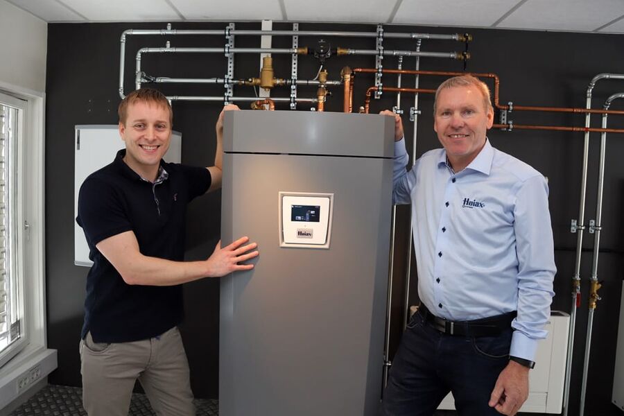 Å bytte oljefyr med varmepumpe er en svært etterspurt tjeneste for tiden, og i den forbindelse arrangerte Høiax i regi av Varmepumpeforeningen kurs for rørleggere, prosjektledere og installatører i bedriftens lokaler i Fredrikstad. På bildet ser vi kursholder David Zijdemans (t.v.) og Glenn Dyhr Petersen, produktsjef varmepumper hos Høiax. 