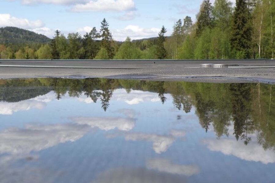 Når det står dype dammer på et tak, er det naturlig å spørre seg hvordan det står til under. Er innebygde sensorer svaret? Foto: Mycoteam
