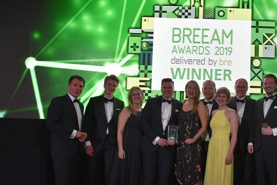 BREEAM Awards 2019 gikk av stabelen i London i går kveld og Nye Horten videregående skole mottok prisen for beste offentlige byggeprosjekt i prosjekteringsfase. Prosjektet er her avbildet da de mottok prisen i London