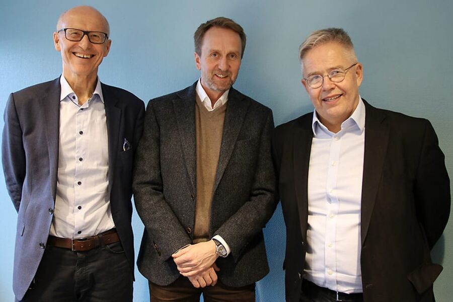 Øyvind Skarholt i midten tar over etter Halvard Gavelstad (f.v.) som leder av Norsk Byggtjeneste. Til høyre Jon Karlsen, styreleder i Norsk Byggtjeneste.