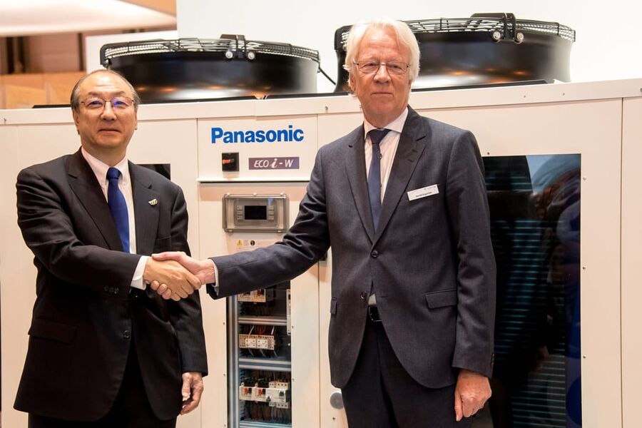Bilde tatt av Panasonic (fra venstre): Toshiyuki Takagi, administrerende direktør i Panasonic Corporation, samt president for Panasonic Air-conditioner og Gerald Engström, formann og grunnlegger av Systemair, annonserer det strategiske partnerskapet mellom selskapene på Climatizacion 2019.