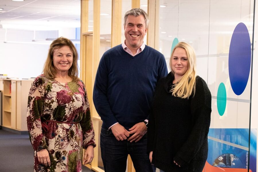 På bildet ser vi, Eli Heyerdahl Eide, leder av Ingeborg-nettverket, Ola Lindh, daglig leder i AF Energi & Miljøteknikk, og Iselin Abell Nilsen, anleggsleder i AF Energi og Miljøteknikk. Hun er også styremedlem i Ingeborg-nettverket. 