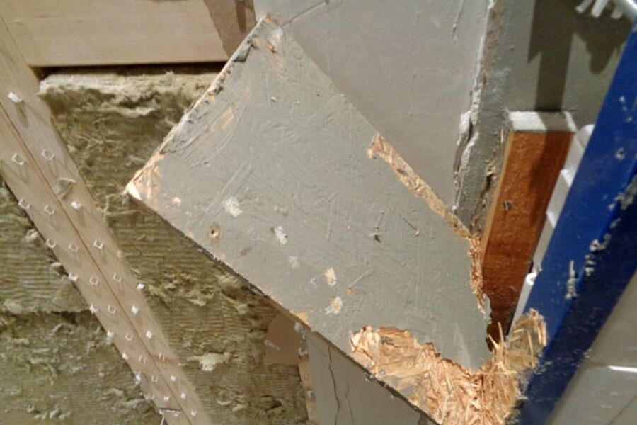 Vedlagte bilde viser riving av en sisternekasse bygget i 2012. Innvendig er den bygget opp av OSB-plater som er påført en membran. Vanntett? Neppe, sier Grete Kjeldsen.