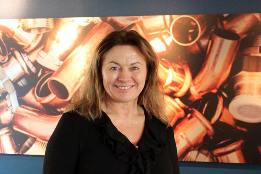 Eli Heyerdahl Eide, Fagsjef Energi og Miljø hos Rørentreprenørene Norge, mener at rørleggerne må bli flinkere til å spesialisere seg på ulike segmenter og bygge kompetanse på vannbåren varme. 