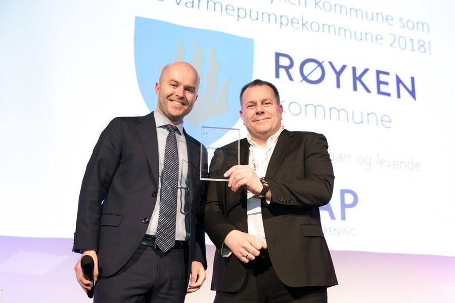 Røyken ble A?rets varmepumpekommune i 2018. Her fra premieutdelingen i fjor med daglig leder i NOVAP, Rolf Iver Mytting Hagemoen, og Lars Erik Eriksen fra Røyken kommune. Kommunen fikk prisen for deres systematiske satsing på varmepumper og energibrønner i mange år, 