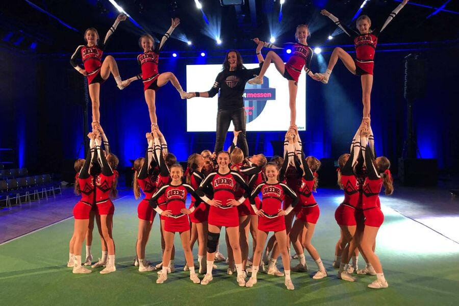 Comfort-kjedens administrerende direktør Kari Øgle Kjensberg  øverst i midten, sammen med Cheerleaders fra Viqueens som deltok på åpningsshowet! 