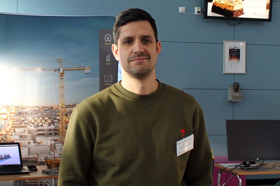 Alexander Singh, rørlegger og etterutdanner seg nå til å bli BIM-tekniker. Så vil han videre med klima, energi og miljø. Foto: Ole Peter Galaasen