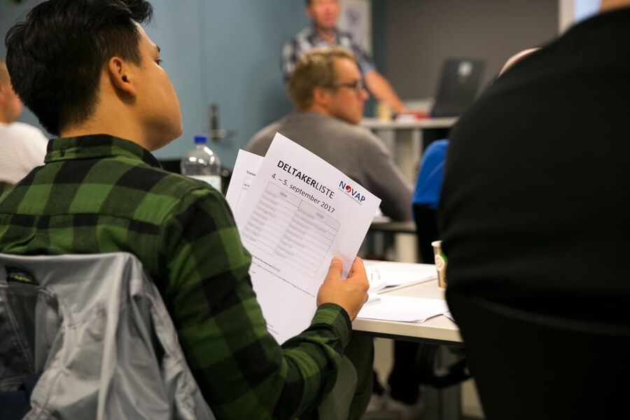 Allerede nå er det mulig å sette seg på venteliste på NOVAPs opplegg for fornyelse av F-gass sertifikatet.Bildet viser teorikurs hos NOVAP på Kuben yrkesarena. Foto: NOVAP