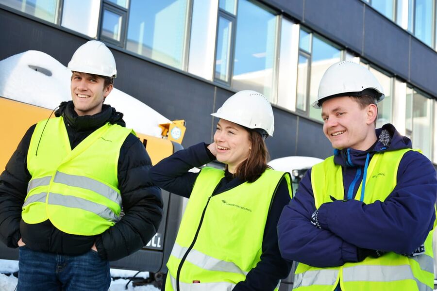 Klimapilotene foran solcellefasaden på Nordseter skole.