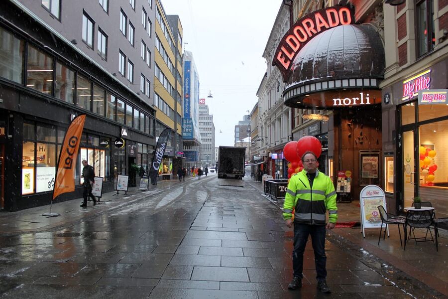 Geir Tøyen i Gatedrift viser frem gågaten i Oslo sentrum som er fri for snø.