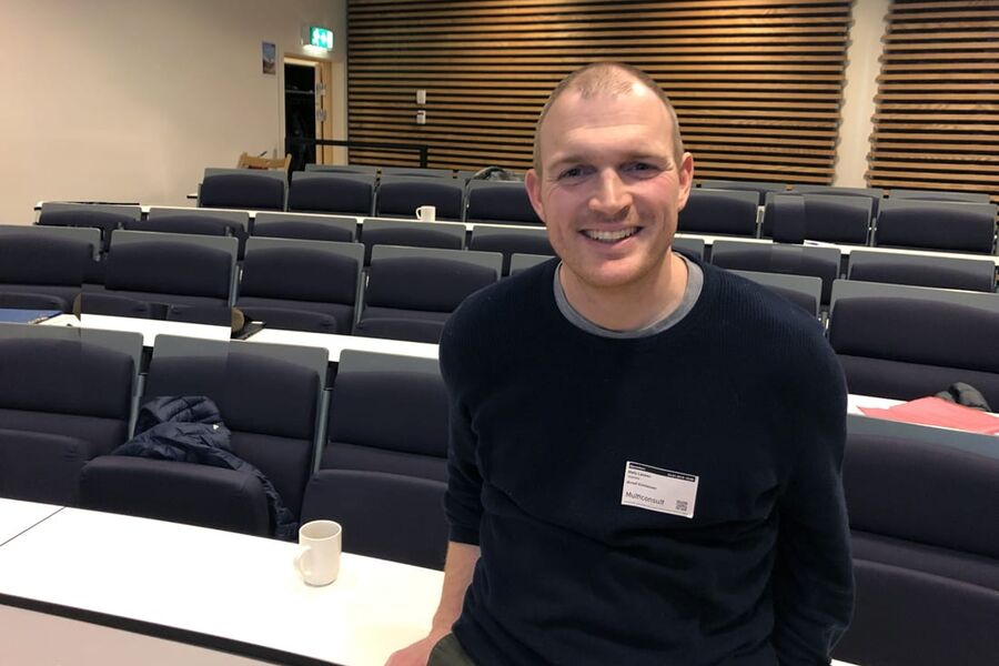 Niels Lassen i Skanska og NTNU mener man må lære mer om hva som gjør brukerne tilfreds fremfor å fokusere på å finne en idealtemperatur for felles «komfort»,