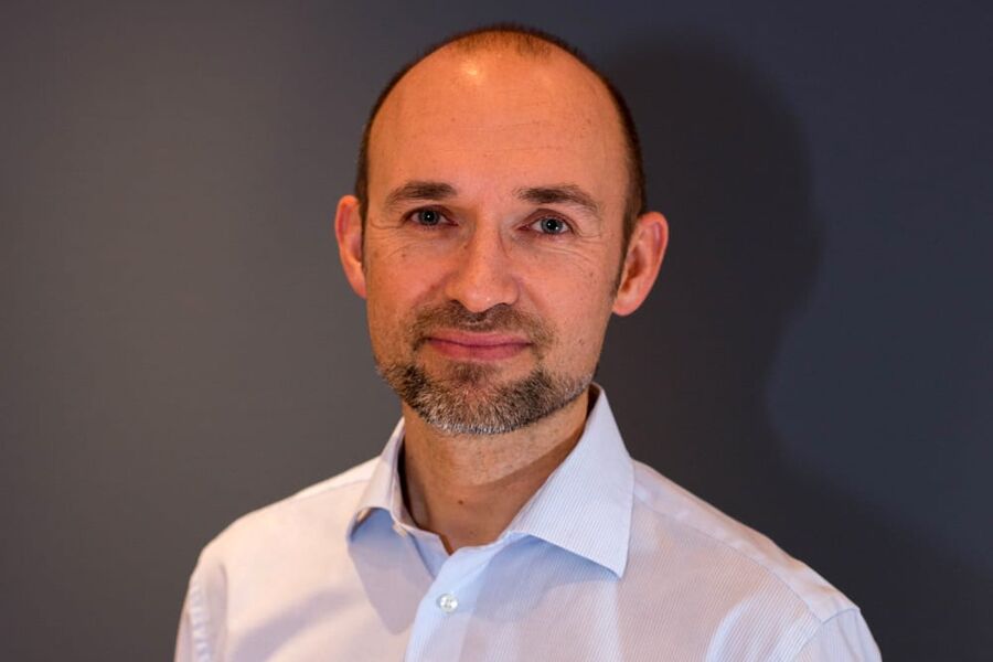 Thomas Jørs, daglig leder hos Chr. M. Vestrheim AS, mener nøkkelen til å skape gode lærlinger er å ha tålmodighet med dem den første tiden.  For mange er det en brutal overgang fra skolebenken til arbeidslivet. Det overgangen takles ulikt, påpeker han. 