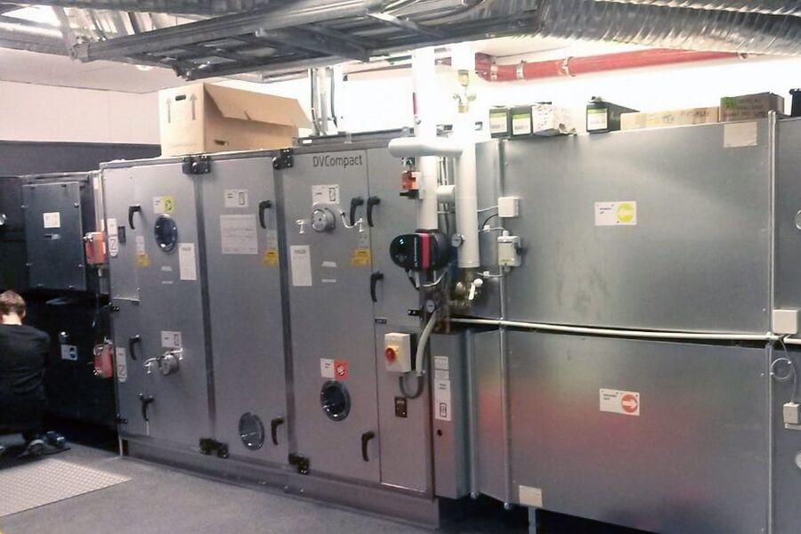 Bildet viser feltmålingar ved ventilasjonsanlegget i Øya barnehage i Trondheim. Foto: SINTEF Byggforsk 