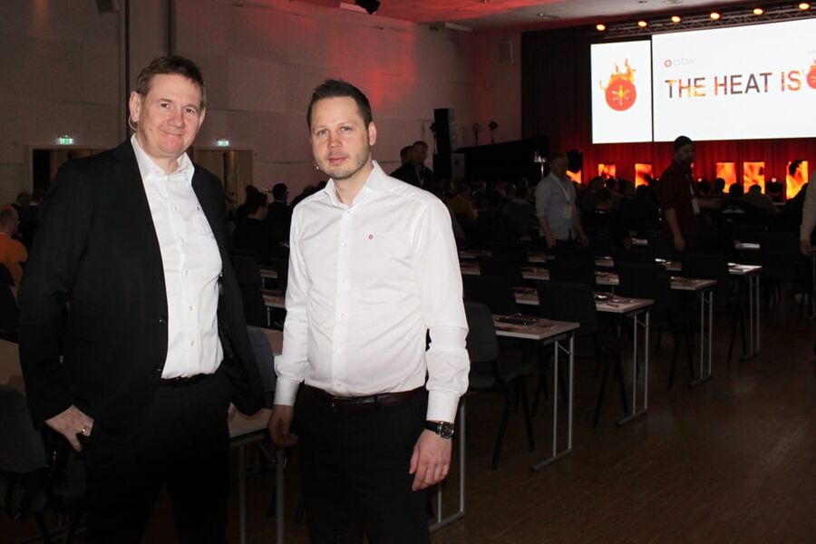 Adm.direktør Daniel Kristiansen og salgsdirekør Andreas Kvamme i ABK AS, har mandag og tirsdag denne uken 150 faghandlere og installatører samlet på ABK-dagene i Oslo. Stemningen er det ikke noe å si på. - Disse dagene er noe vi ser frem til vært år, det er både viktig og hyggelig å møte våre forhandlere på denne måten, sier Andreas Kvamme