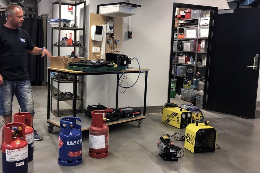 Du må hva du bør gjøre for å minske eller fjerne risiko for uønskede hendelser med brannfarlige kuldemedier, understreker Thomas Bergersen.