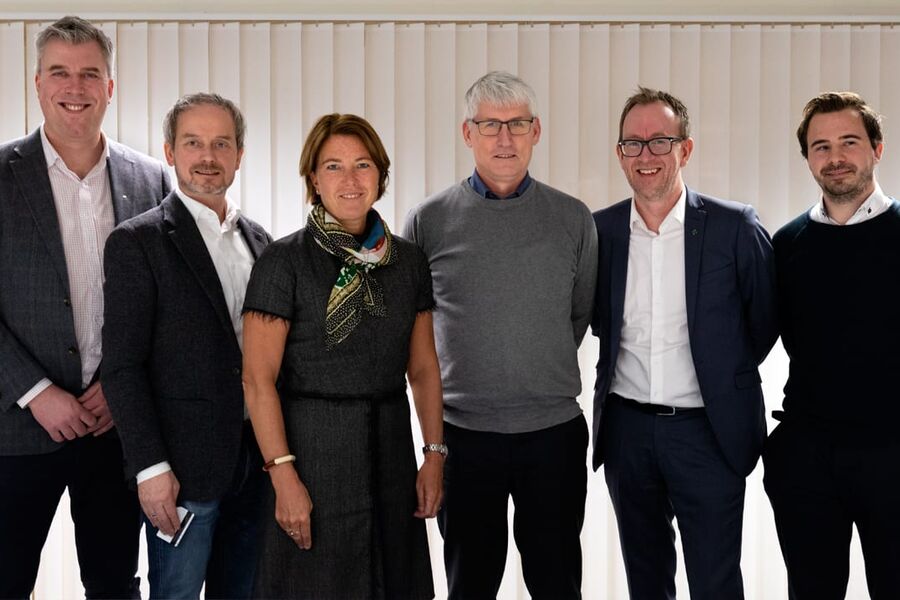 Fra venstre Ola Lindh (direktør AF Energi & Miljøteknikk), Bjørn Stokkevåg (prosjektdirektør AF Energi & Miljøteknikk), Synnøve Lyssand Sandberg (byggherredirektør Statsbygg), Arne Dahl (regiondirektør GK Inneklima),  Kim Robert Lisø (konsernsjef GK Gruppen), Håvard Pallin Grønning (prosjektutvikler GK Inneklima). Foto: Statsbygg