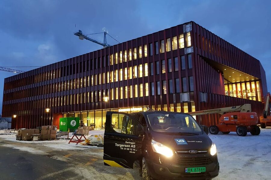 Det nye Rådhsuet i Sandnes kommune har blitt et signalbygg i regionen. Daglig leder i VB-Rørleggeren Torgersen AS, Arne Torgersen er svært fornøyd med oppdraget og måten alle ansatte har bidratt, for at dette har blitt et svært vellykket prosjekt for bedriften.