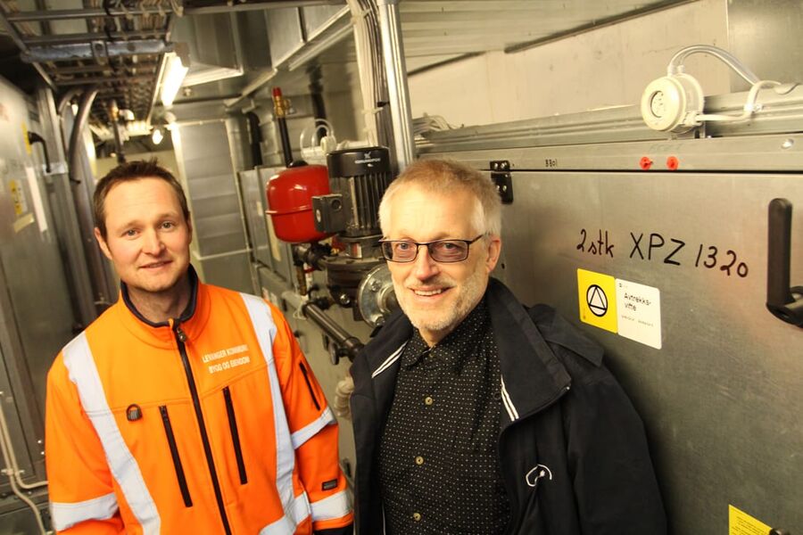 Ventilasjonsrom: Store deler av ventilasjonsanlegget på skolen skal byttes ut samtidig som maskinlæring innføres. Fra venstre prosjektleder Odd Anders Alstad i Levanger kommune og daglig leder Åsmund Holand i ISI-Tech. 