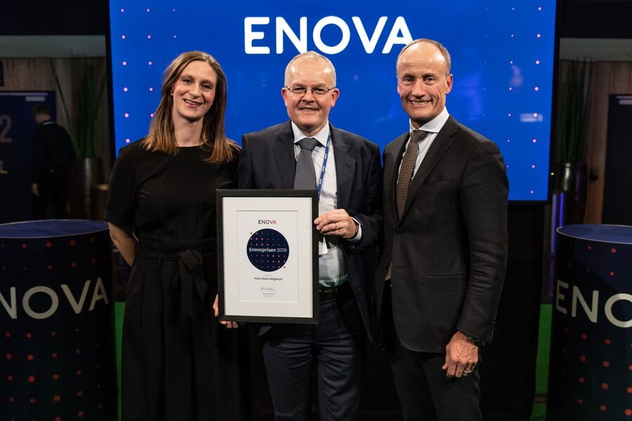 PRISVINNER: Hans Even Helgerud i Norsk Energi sammen med Anna Barnwell og Nils Kristian Naksad fra Enova (foto: Enova/Berre)
