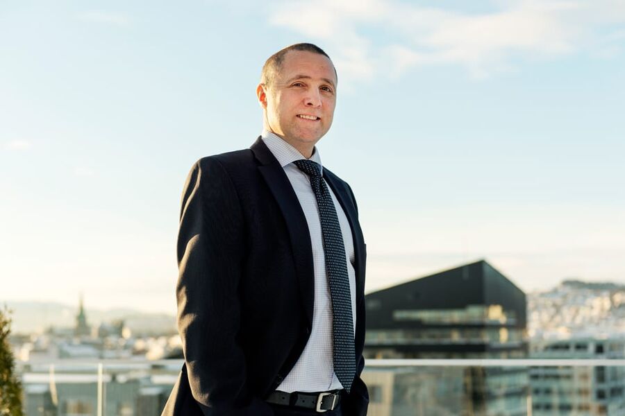 BIDRAR TIL INNOVASJON I ENERGISYSTEMET: Enova deler ut 210 millioner kroner til 8 nyskapende prosjekter. Her er Øyvind Leistad foran Powehouse Brattøra som inngår i det ene prosjektet som får støtte (foto: Enova/Berre)