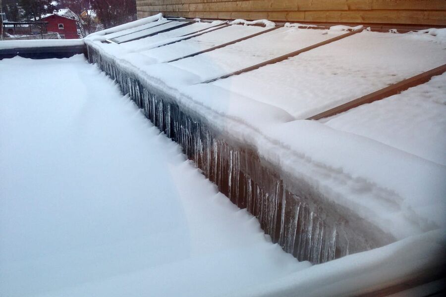 Slik kan et tak se ut, når ikke taksluk og automatikk fungerer som det skal. Konsekvensene kan fort bli store, hvis man ikke tar tak i problemene ved tette sluk på taket.