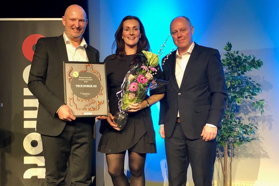 TECE Norge  kunne juble over tittelen Årets tekniske leverandør, en årlig kåring av Comfort-kjeden. Fra venstre ser vi Øystein Lange( TECE), Kari Øgle Kjensberg (Comfort) og Kjetil B Skistad (Tece). Foto: Privat. 