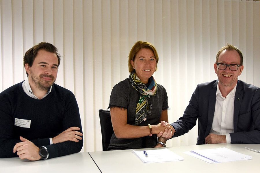 GKs prosjektutvikler Håvard Pallin Grønning, Synnøve Lyssand Sandberg, byggherredirektør i Statsbygg, og konsernsjef Kim R. Lisø i GK Gruppen undertegnet kontrakt for ventilasjonsarbeider ved Livsvitenskapsbygget.