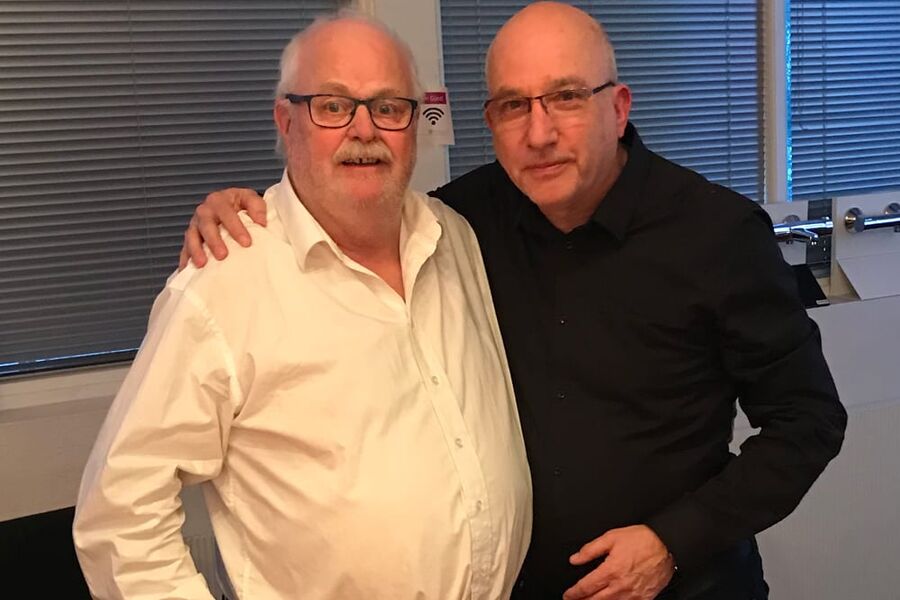 Willy Haugly (t.v) takker av etter 35 år som ansatt i Korsbakken Trading. Her takkes han og ønskes lykke til videre som pensjonist av daglig leder Arne Korsbakken i Korsbakken Trading. 