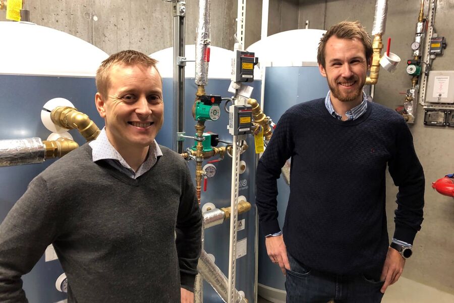 Rådgiver David Zijdemans,(t.v) Zconsult, og serviceleder Bjørn Guthu ved Arca Nova i teknisk rom.