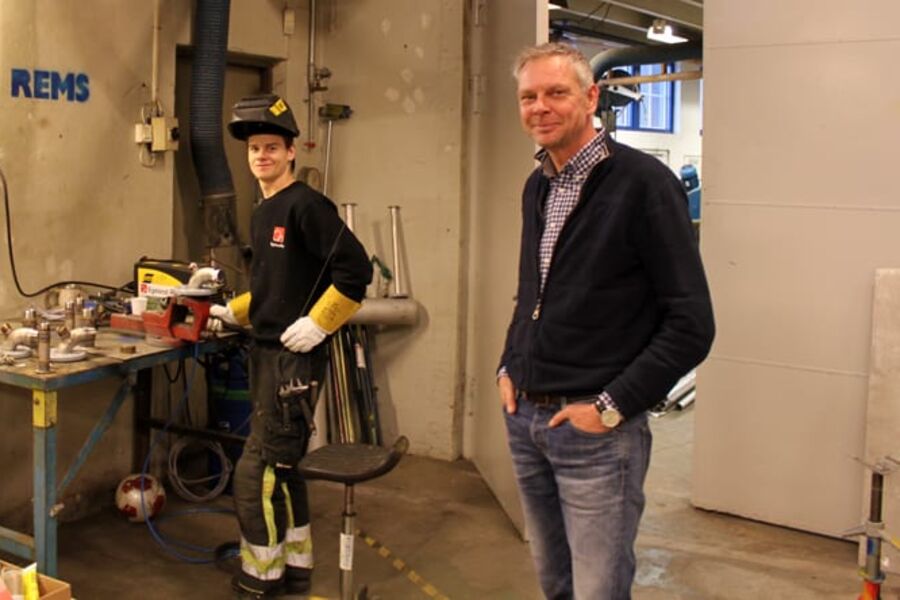 Lærlingen Jonas R Finne og Erik Markussen i Egeland Rør.