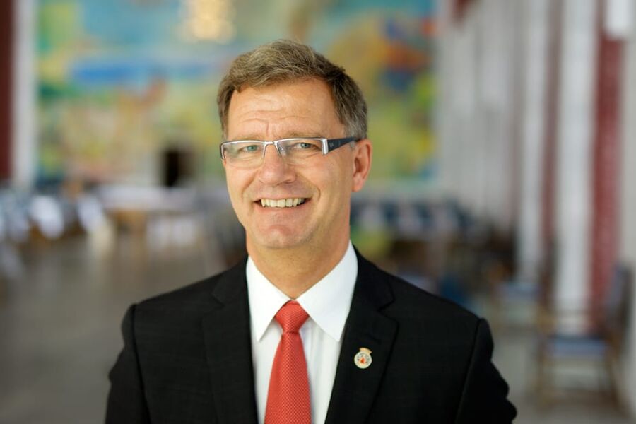 Som finansbyråd har Robert Steen (Ap) bla hovedansvar for fremleggelse av byrådets budsjettforslag og for digitalisering av Oslo kommune. Han mener Oslomodellen fungerer godt, men at det også er avdekket noe usikkerhet for mulighetene til å gjøre unntak ved totalentrepriser. Nå kommer derfor et oppgradert versjon av veilederen. Pressefoto Oslo Byråd. 