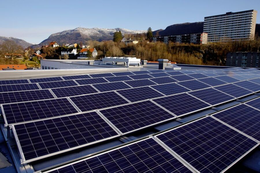 Solceller på taket av Swecobygget. Foto: Paul Sigve Amundsen