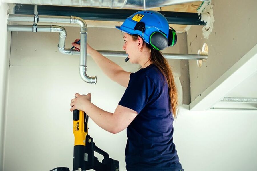 BNL samler bedriftsledere og andre aktører for å komme frem til gode tiltak for å få flere kvinner til å velge en jobb i byggenæringen. Foto: Rørentreprenørene Norge