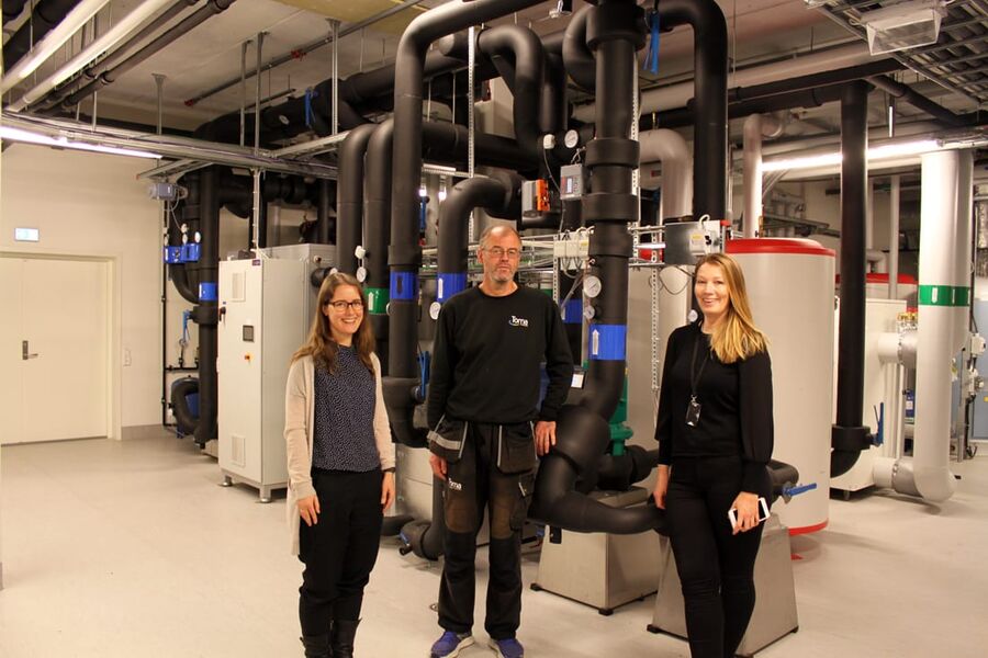 Rita Barkholm, (t.v) energiledelseskoordinator, og Magnhild Kallhovd, teknisk prosjektleder, i Undervisningsbygg, sammen med Sveinung Daae Olsen, vaktmester ved Brynseng skole. 