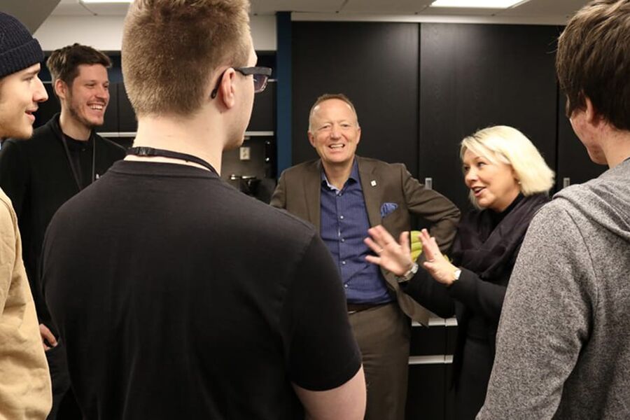 Statsbygg-lærlinger møter statsråd Monica Mæland. Foto Statsbygg