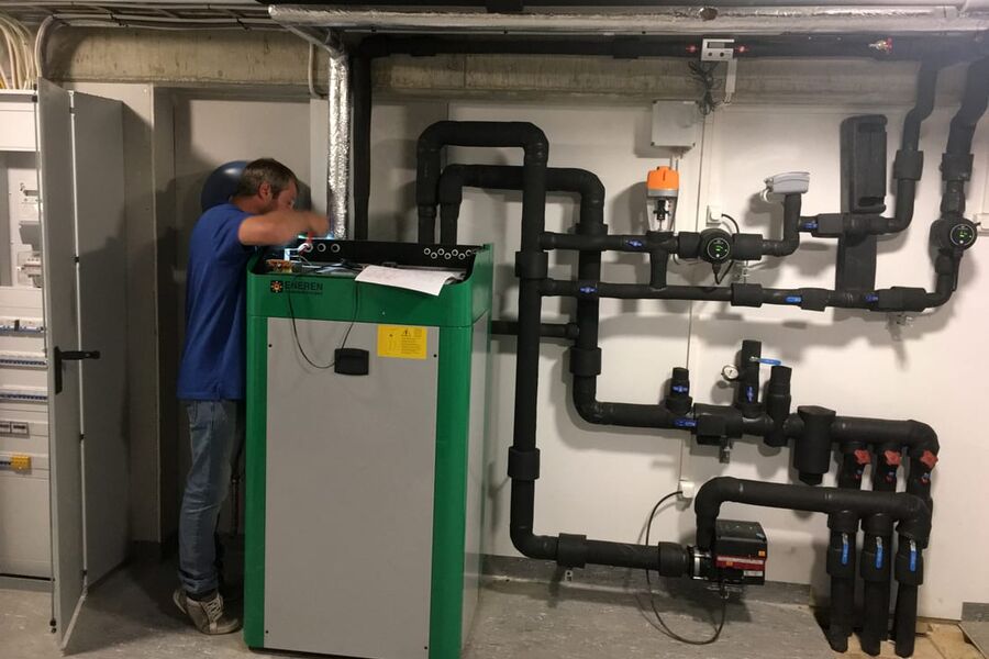 Energisentralen i Solsiden Bopark som består av en CO2-varmpumpe levert av Eneren. Forventet energidekning og SCOP på varmepumpe er henholdsvis 90 % og
3,05.