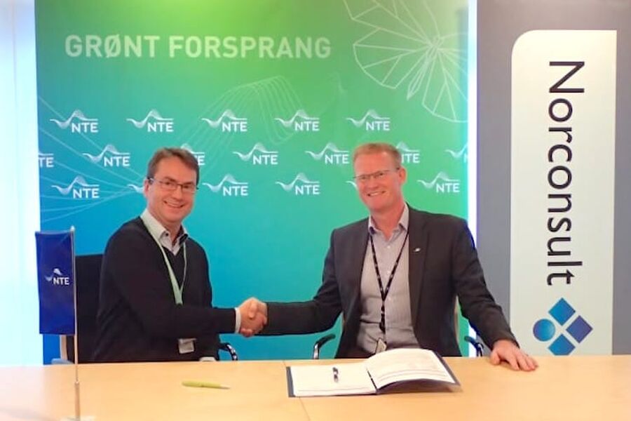 Signering av kontrakt Nedre Fiskumfoss kraftverk. Sten-Ole Nilsen, divisjonsdirektør Energi fra Norconsult (til venstre) og Kenneth Brandsås, adm. direktør, NTE Energi AS. (Foto: Norconsult)