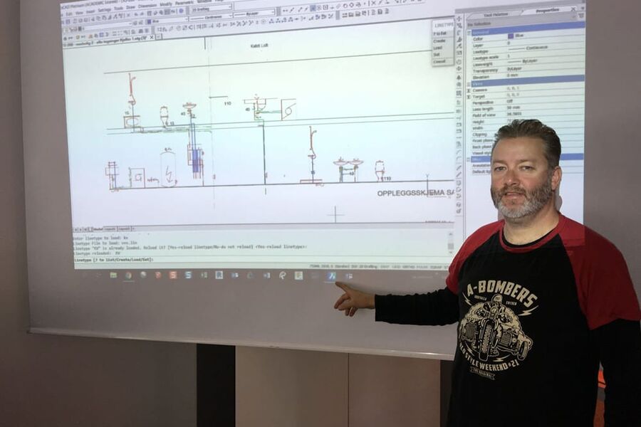 Faglærer Sigbjørn Nilsen på Vestby videregående skole mener den digitaliserte rørleggeren er her allerede. Nå gjelder det at bransjen følger opp med moderne læreplaner og at skolene følger planene.