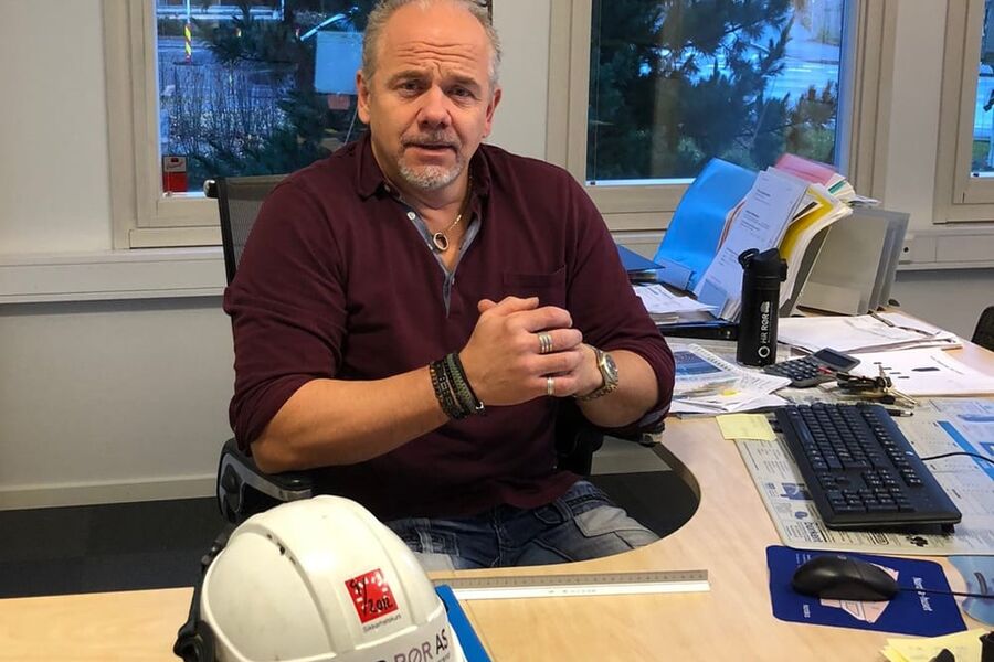 Anders Henriksen hos HR-Rør i Oslo er bekymret for den utviklingen han ser i byggebransjen.  Det meste handler om arealeffektive bygg, som ofte går på bekostning av plass til tekniske installasjoner.  Det gir økt risiko for feil og vannskader, sier han til VVSForum.  